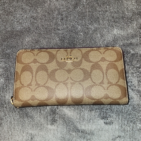 NWT Coach Signature Wallet/Wristlet - Picture 4 of 5